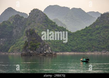 Luftaufnahme eines Boots durch die Halong-Bucht in Vietnam, Südostasien Stockfoto