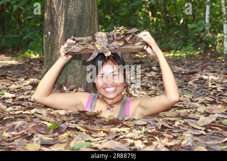 Eine vietnamesische Frau zeigt den Eingang zum Tunnelsystem in Chu Chi, Vietcong-Tunnelsystem, Vietnam Stockfoto