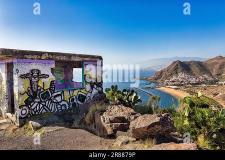 Ruine mit Graffiti, Blick auf den Sandstrand Playa de Las Teresitas, San Andres und Anaga Mountains, La Montanita, Santa Cruz de Teneriffa, Teneriffa Stockfoto