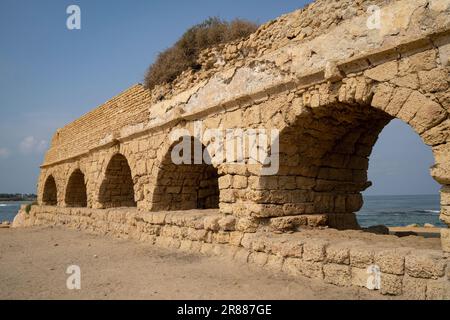 Das antike römische Aquädukt am Caesarea, Israel, Strand, an einem klaren, sonnigen Tag. Stockfoto