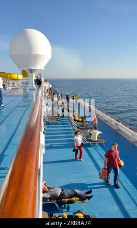 An Deck des Kreuzfahrtschiffs Costa Serena Stockfoto