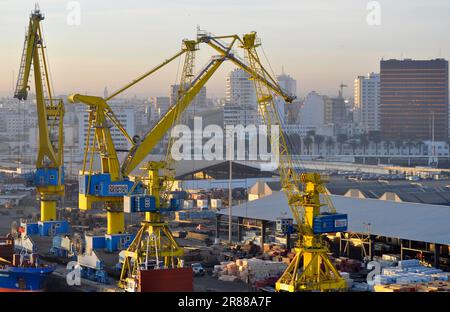 Deck des Kreuzfahrtschiffs Costa Serena, im Hafen von Casablanca Marokko, Sonnenaufgang, Schiffskrane Stockfoto