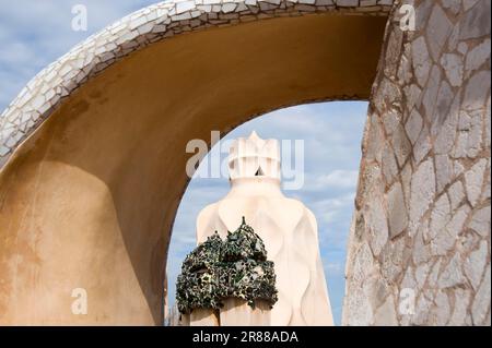 Kamine auf der Terrasse, La Pedrera, Antonio, Casa Mila, Architekt Antoni Gaudi, Eixample, Barcelona, Katalonien, Spanien Stockfoto