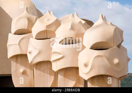 Kamine auf der Terrasse, La Pedrera, Antonio, Casa Mila, Architekt Antoni Gaudi, Eixample, Barcelona, Katalonien, Spanien Stockfoto