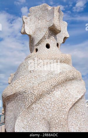 Kamine auf der Terrasse, La Pedrera, Antonio, Casa Mila, Architekt Antoni Gaudi, Eixample, Barcelona, Katalonien, Spanien Stockfoto