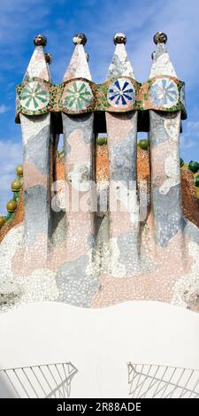 Kamine auf der Terrasse, Antonio, Casa Batllo, Architekt Antoni Gaudi, Eixample District, Barcelona, Katalonien, Spanien Stockfoto