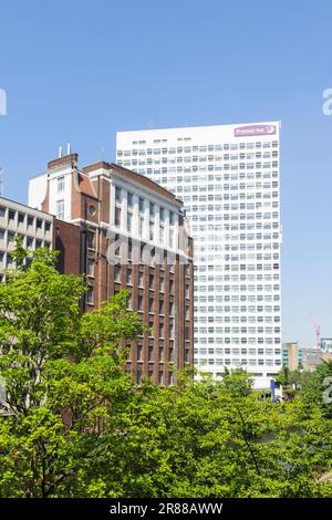 Die hintere Höhe des Dial House, eingebettet zwischen Chapel Street Salford und dem Fluss Irwell. Das Manchester Central Premier Inn Hotel liegt dahinter. Stockfoto