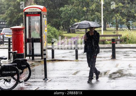 London, Großbritannien. 20. Juni 2023. In den Wetternachrichten: In West London gab es heute Morgen heftige Regenfälle, die recht kurz waren. Prognosen zufolge wird dies durch eine Mischung aus Gewitter und sanfter Brise und gelegentlichen Blitzen geschehen. Kredit: Sinai Noor/Alamy Live News Stockfoto