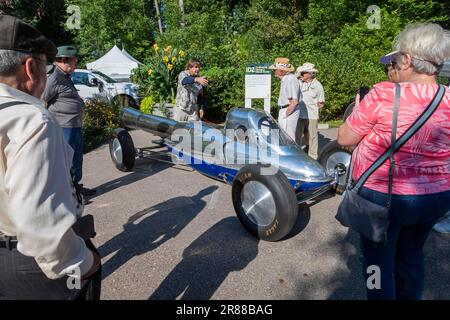 Grosse Pointe Shores, Michigan, Randy Grubb (Zentrum) spricht mit Besuchern auf der Design Auto Show über eines seiner Fahrzeuge. Grubb ist eine Stockfoto