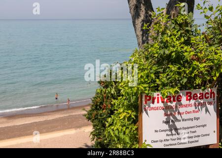 New Buffalo, Michigan, Ein Schild warnt, dass ein Strand am Lake Michigan privat ist. Obwohl der Strand in Privatbesitz sein kann, hat die Öffentlichkeit das Recht dazu Stockfoto