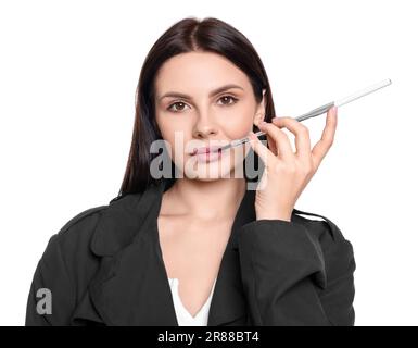 Frau, die einen langen Zigarettenhalter zum Rauchen benutzt, isoliert auf Weiß Stockfoto