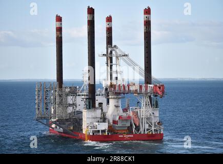 Transport- und Installationsschiff für Windturbinen in der Ostsee, Schleswig-Holstein, Deutschland Stockfoto