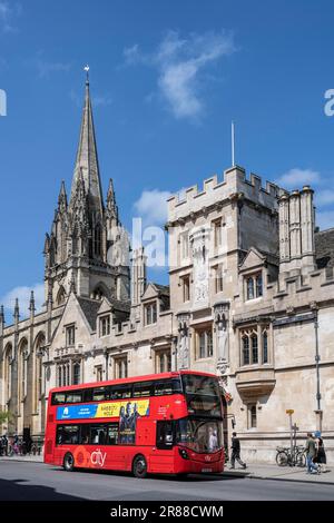Doppeldeckerbus vor dem All Souls College auf der rechten Seite und St. Mary's Church auf der linken Seite an der High Street in der Altstadt von Oxford Stockfoto