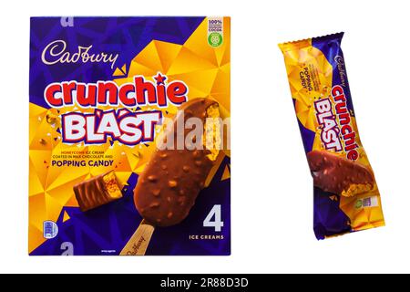 Schachtel Cadbury Crunchie Blast Eiscreme Eiscreme isoliert auf weißem Hintergrund - Honigwabeneis mit Milchschokolade und Süßigkeiten überzogen Stockfoto