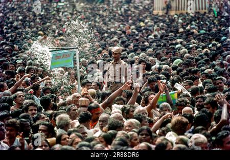 Bewässerung des Brahmma theertham (Sakrawasser) für die Menschen während des Mahamakham Mahamaham Mahamagam Festivals in Kumbakonam, Tamil Nadu, Indien, Asien Stockfoto