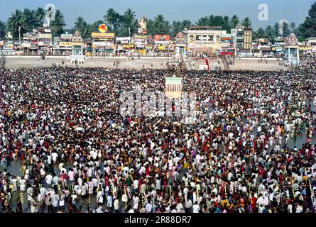 Bewässerung von Brahmma theertham (Sakrawasser) während des Mahamakham Festivals in Kumbakonam, Tamil Nadu, Indien, Asien Stockfoto