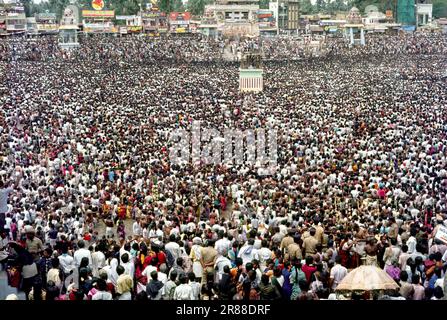 Bewässerung von Brahmma theertham (Sakrawasser) während des Mahamakham Festivals in Kumbakonam, Tamil Nadu, Indien, Asien Stockfoto