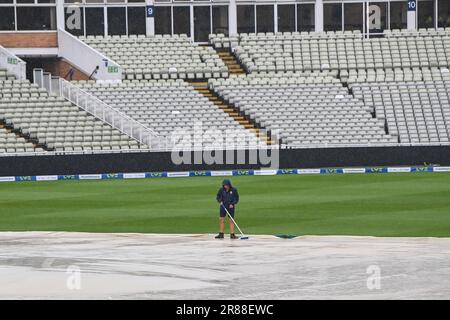 Ein allgemeiner Blick auf Edgbaston, wie starke Regenfälle und Bodenpersonal versuchen, sich mit den Wasserpools am Rand der Abdeckung vor dem LV zu befassen. Insurance Ashes First Test Series Day 5 England gegen Australien in Edgbaston, Birmingham, Großbritannien, 20. Juni 2023 (Foto von Craig Thomas/News Images) Stockfoto