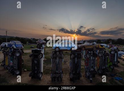 Undatiertes Handout-Foto von Carhenge Glastobury von der Carhenge-Installation des Künstlers Joe Rush, auf dem Schauplatz des Glastonbury Festivals auf der Worthy Farm in Somerset. Die Anlage besteht aus 24 Oldtimern, die im Zentrum des Festivals errichtet wurden, und bildet die alte Steinstruktur in Stonehenge nach. Ausgabedatum: Dienstag, 20. Juni 2023. Stockfoto