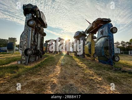 Undatiertes Handout-Foto von Carhenge Glastobury von der Carhenge-Installation des Künstlers Joe Rush, auf dem Schauplatz des Glastonbury Festivals auf der Worthy Farm in Somerset. Die Anlage besteht aus 24 Oldtimern, die im Zentrum des Festivals errichtet wurden, und bildet die alte Steinstruktur in Stonehenge nach. Ausgabedatum: Dienstag, 20. Juni 2023. Stockfoto