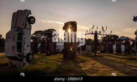 Undatiertes Handout-Foto von Carhenge Glastobury von der Carhenge-Installation des Künstlers Joe Rush, auf dem Schauplatz des Glastonbury Festivals auf der Worthy Farm in Somerset. Die Anlage besteht aus 24 Oldtimern, die im Zentrum des Festivals errichtet wurden, und bildet die alte Steinstruktur in Stonehenge nach. Ausgabedatum: Dienstag, 20. Juni 2023. Stockfoto