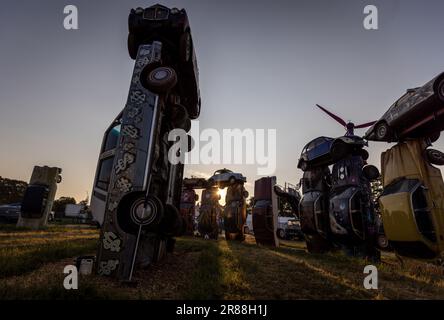 Undatiertes Handout-Foto von Carhenge Glastobury von der Carhenge-Installation des Künstlers Joe Rush, auf dem Schauplatz des Glastonbury Festivals auf der Worthy Farm in Somerset. Die Anlage besteht aus 24 Oldtimern, die im Zentrum des Festivals errichtet wurden, und bildet die alte Steinstruktur in Stonehenge nach. Ausgabedatum: Dienstag, 20. Juni 2023. Stockfoto