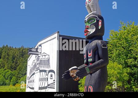 Kunstvolle Schnitzereien zeigen Schnitzereien der First Nation in fantasievollen Formen vor der Fassade des U'Mista Cultural Centre, Alert Bay, Cormorant Stockfoto