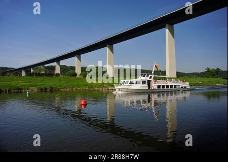 Ausflugsboot „Weisse Flotte“ auf dem Ruhrgebiet, Ruhrtalbrücke, Mühlheim, Ruhrgebiet, Nordrhein-Westfalen, Deutschland Stockfoto