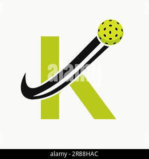 Buchstabe K Pickleball Logo Konzept mit beweglichem Pickle Ball Symbol. „Pickle Ball“-Logo Stock Vektor