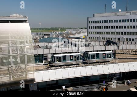 Hängeeisenbahn, Skytrain, Flughafen Düsseldorf, Düsseldorf, Nordrhein-Westfalen, Deutschland Stockfoto