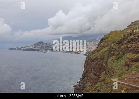 Blick auf Funchal mit seinem Hafen von Cristo Rei, östlich der Stadt Stockfoto