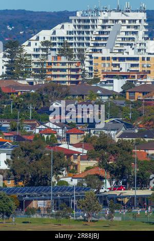 Die Vororte Kyeemagh und Brighton Le Sands in Sydney, Australien, mit dem Botany Bay Novotel Hotel im Hintergrund. Stockfoto