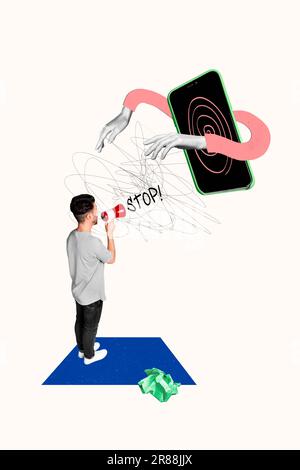 Vertikales Collage-Bild eines Mini-Guy-Hold-Lautsprechers sagt, Tell-Stop-Gadget-Bildschirm gemalte Hypnose-Arme isoliert auf kreativem Hintergrund Stockfoto