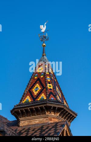 Wetterfahne mit weißem Vogel auf einem Turm auf der Straße, Ukraine, aus nächster Nähe Stockfoto