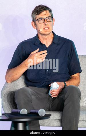 Cannes, Frankreich - Juni 19 2023: Louis Theroux (Dokumentarreferent) spricht auf der Bühne während der Louis Theroux: The Power of an Authentic Voice - BBC Studios Session bei den Cannes Lions 2023 © ifnm Press Stockfoto