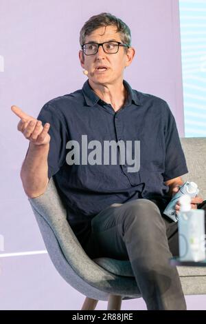 Cannes, Frankreich - Juni 19 2023: Louis Theroux (Dokumentarreferent) spricht auf der Bühne während der Louis Theroux: The Power of an Authentic Voice - BBC Studios Session bei den Cannes Lions 2023 © ifnm Press Stockfoto