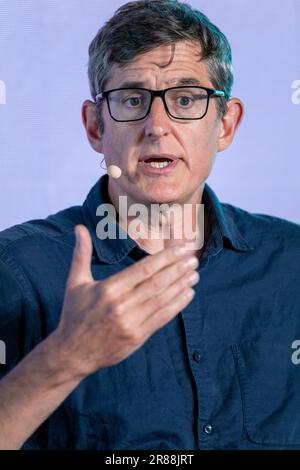 Cannes, Frankreich - Juni 19 2023: Louis Theroux (Dokumentarreferent) spricht auf der Bühne während der Louis Theroux: The Power of an Authentic Voice - BBC Studios Session bei den Cannes Lions 2023 © ifnm Press Stockfoto