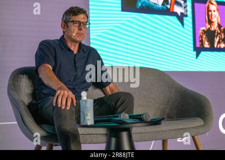 Cannes, Frankreich - Juni 19 2023: Louis Theroux (Dokumentarreferent) spricht auf der Bühne während der Louis Theroux: The Power of an Authentic Voice - BBC Studios Session bei den Cannes Lions 2023 © ifnm Press Stockfoto