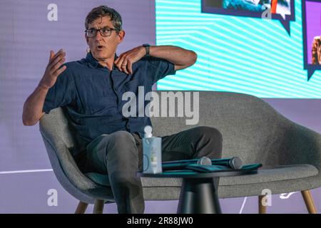 Cannes, Frankreich - Juni 19 2023: Louis Theroux (Dokumentarreferent) spricht auf der Bühne während der Louis Theroux: The Power of an Authentic Voice - BBC Studios Session bei den Cannes Lions 2023 © ifnm Press Stockfoto