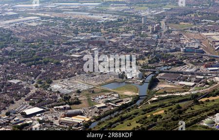 Blick aus der Vogelperspektive auf das Stadtzentrum von Doncaster vom Norden aus mit Blick auf den Fluss Don in Richtung Süden. Mit Victoria Mill Business Park im Vordergrund Stockfoto