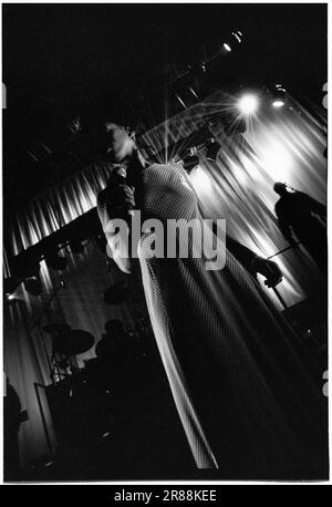 HEATHER SMALL, MPEOPLE, 1994: A Young Heather Small of MPeople (M People) live im Newport Centre, Wales, März 1994. Die Band tourte mit der Single Renaissance, der letzten Single ihres Albums elegant Slumming, das 1994 den Mercury Prize gewann. Foto: Rob Watkins Stockfoto