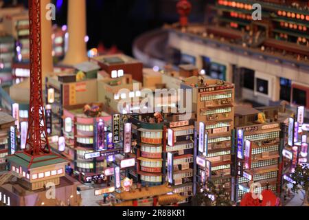 Tokio - Mai 3 2023: Ausstellung der von einer Stadtmauer umgebenen Stadt Kowloon im Miniaturmuseum der kleinen Welten. Das Miniaturmuseum für kleine Welten ist die erste Miniaturskala Stockfoto