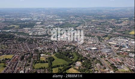 Blick auf Rotherham aus der Vogelperspektive mit Sheffield ganz in der Ferne, South Yorkshire Stockfoto