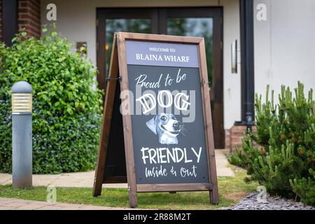 Ein Schild vor einem hundefreundlichen Pub. Stockfoto