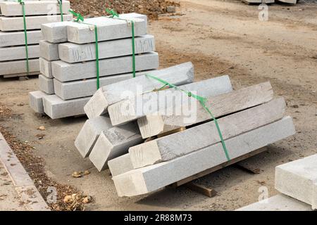 Betonpflasterplatten auf einer Baustelle. Straßenbau Stockfoto