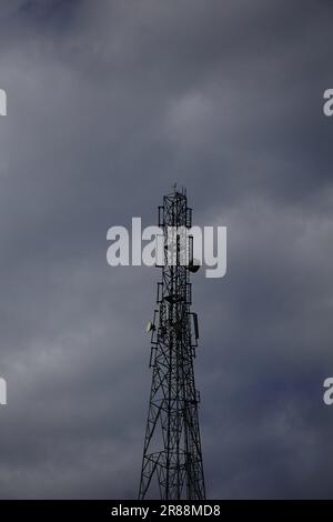 Ein Internet, ein Mobiltelefon oder ein Stromturm, der an einem bewölkten Tag steht Stockfoto