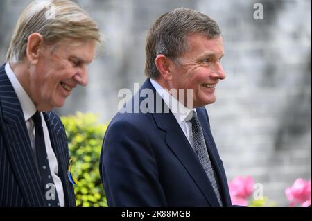 David Jones MP (Con: Clwyd West) 10 Downing Street mit Sir Bill Cash MP. Mai 2023 Stockfoto