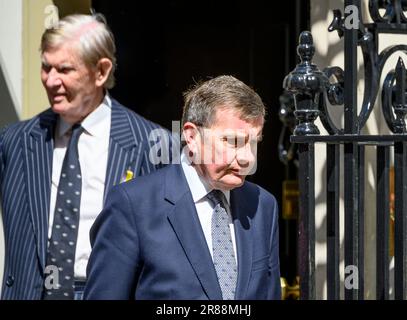 David Jones MP (Con: Clwyd West) verlässt 10 Downing Street mit Sir Bill Cash MP. Mai 2023 Stockfoto