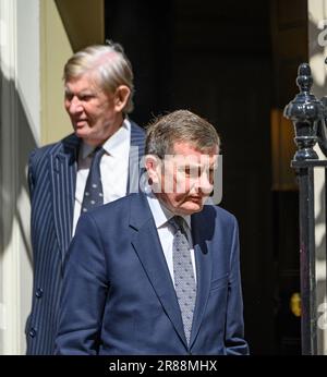 David Jones MP (Con: Clwyd West) verlässt 10 Downing Street mit Sir Bill Cash MP. Mai 2023 Stockfoto