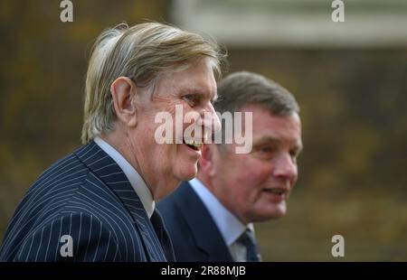 Bill Cash/Sir William Cash MP (Con: Stone in Staffordshire) [Left] in Downing Street mit David Jones MP [Right] Mai 2023 Stockfoto